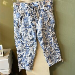 Faded Glory Blue and White Floral Capris